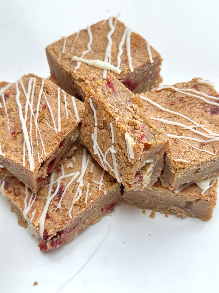 Blondies con chocolate blanco y frambuesa